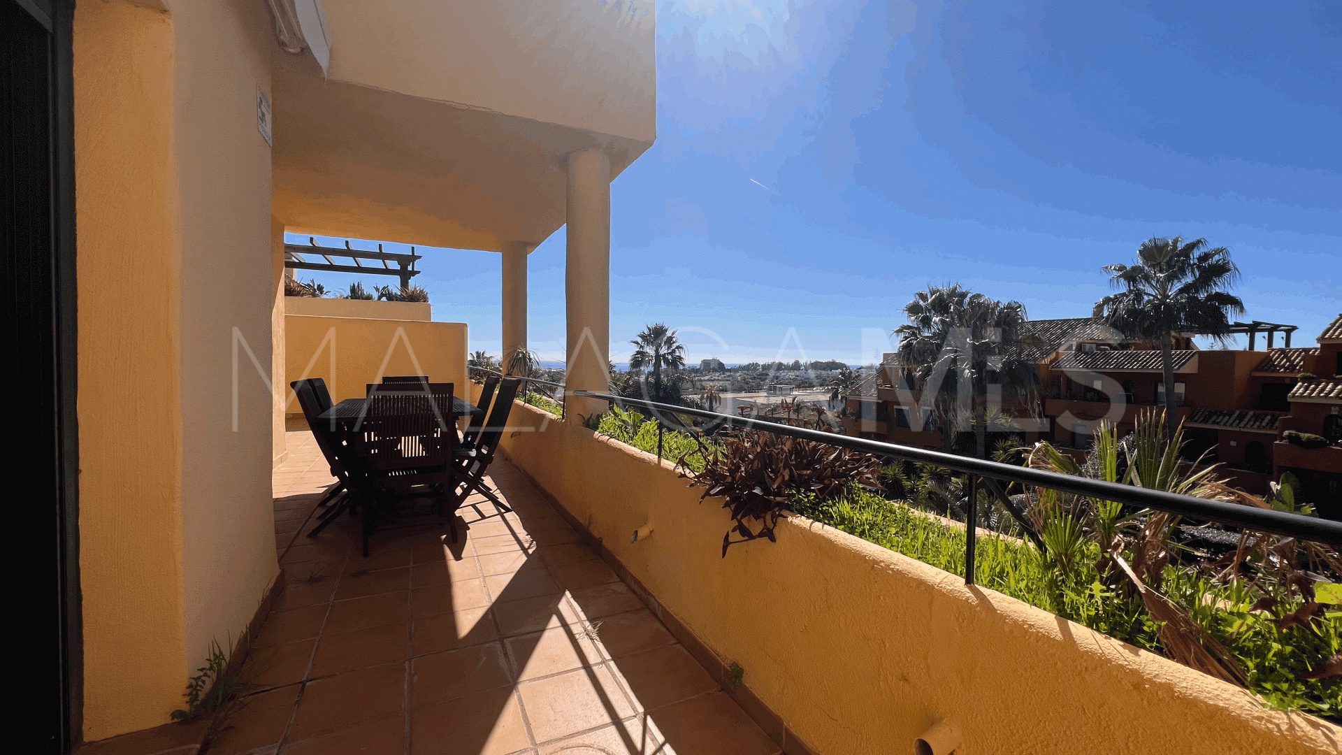 Buy duplex penthouse with 4 bedrooms in Estepona East