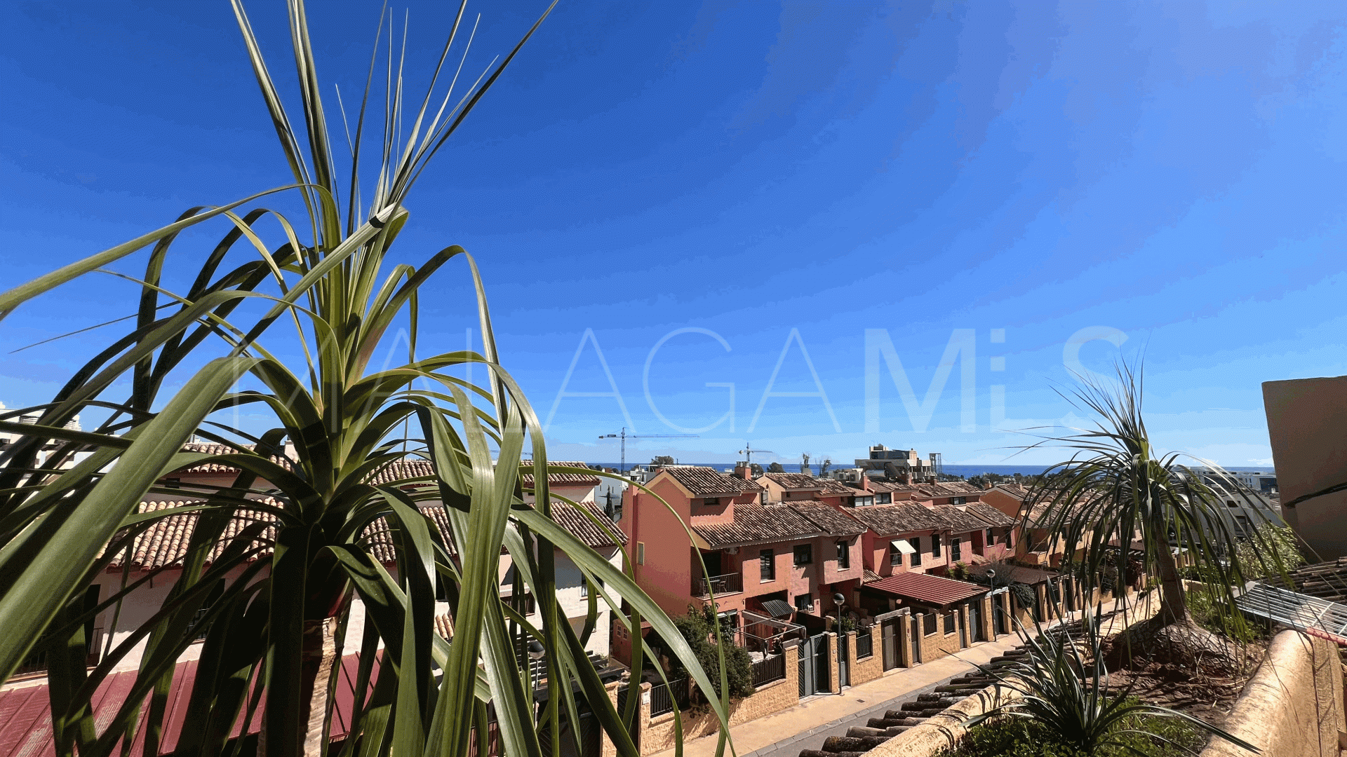 Buy duplex penthouse with 4 bedrooms in Estepona East