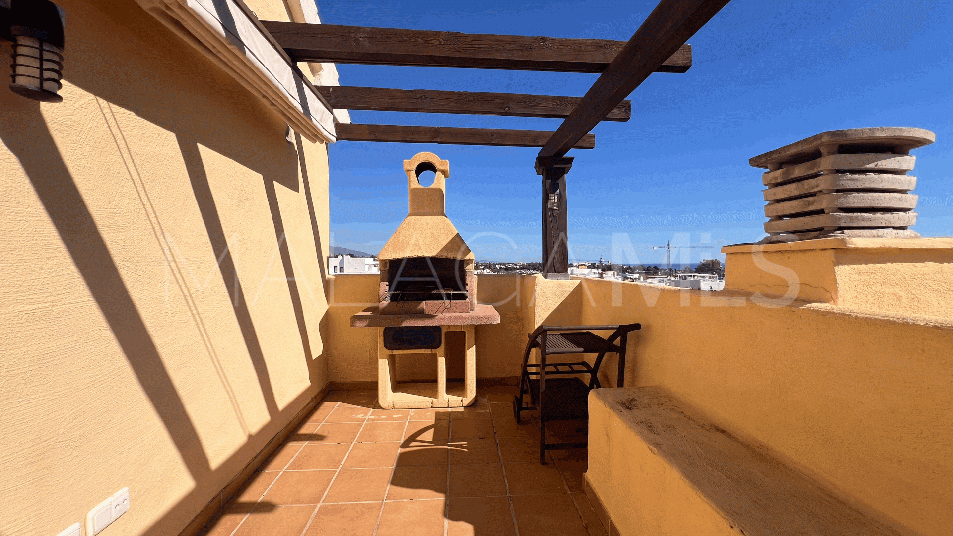 Buy duplex penthouse with 4 bedrooms in Estepona East