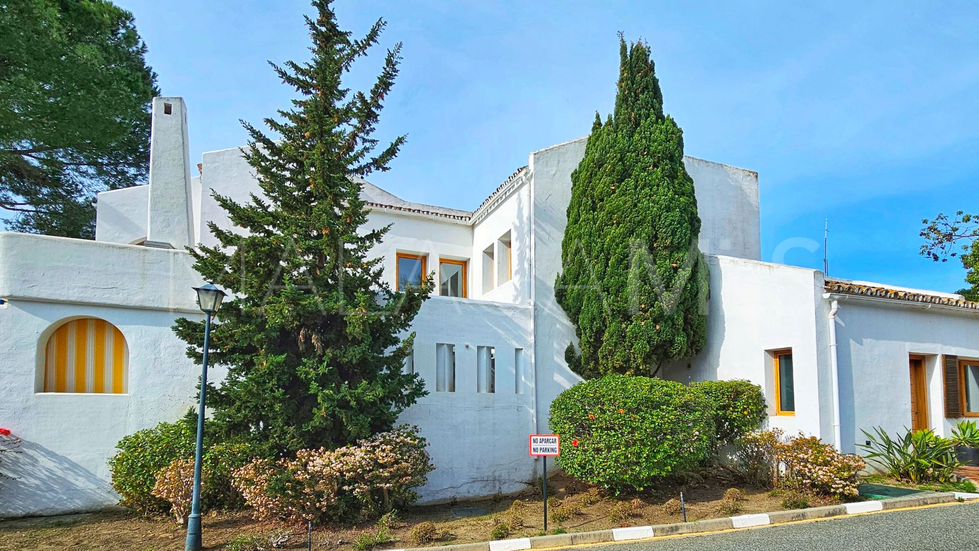 Villa for sale in Nueva Andalucia