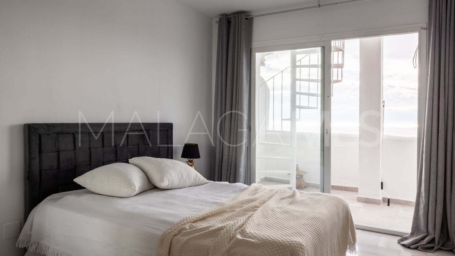 Buy atico de 2 bedrooms in Altos de Calahonda