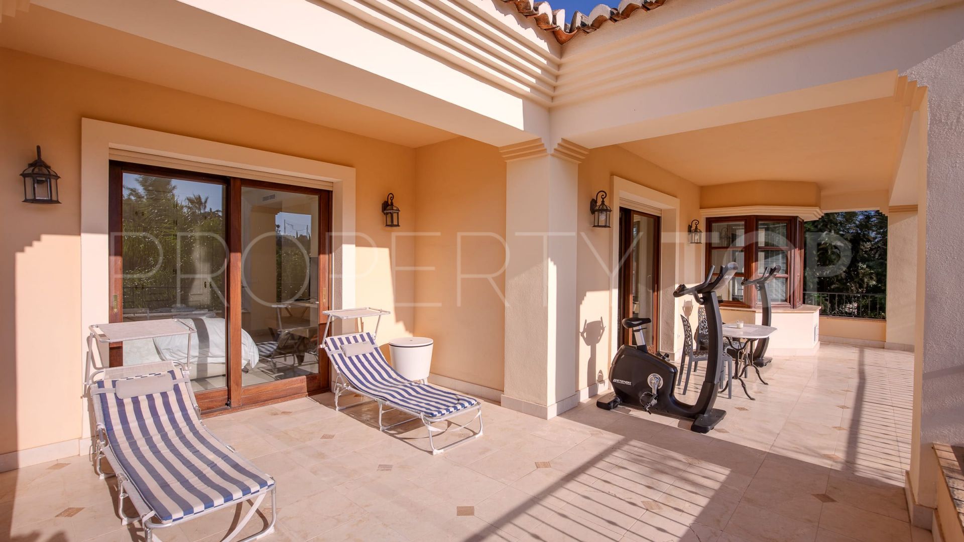 Villa en venta en Los Arqueros de 6 dormitorios