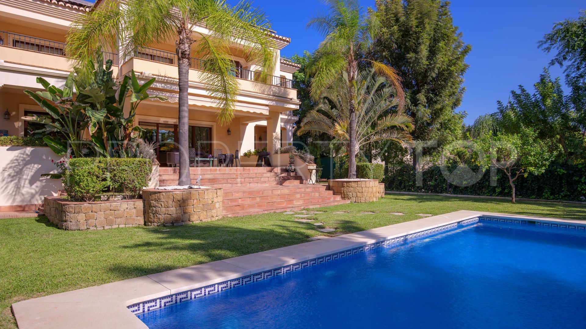 Villa en venta en Los Arqueros de 6 dormitorios