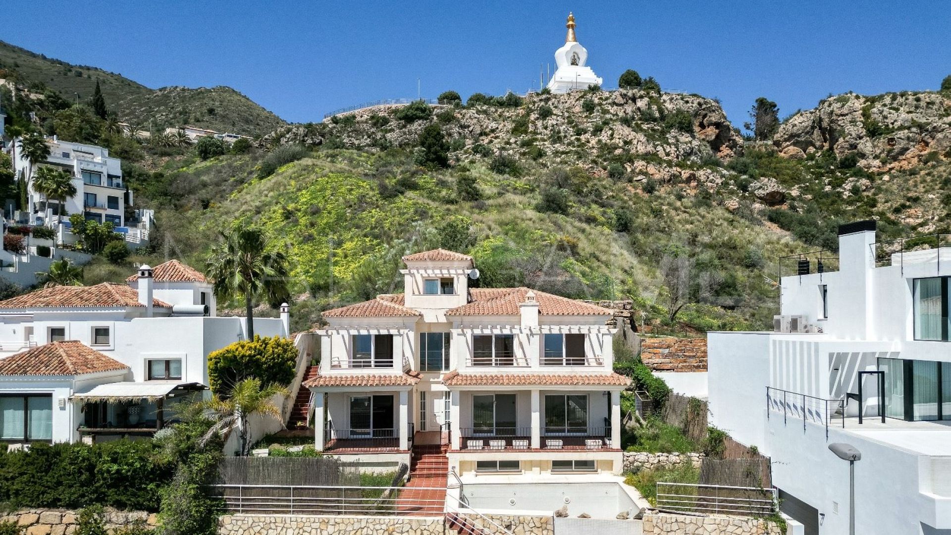 Villa for sale in Benalmadena