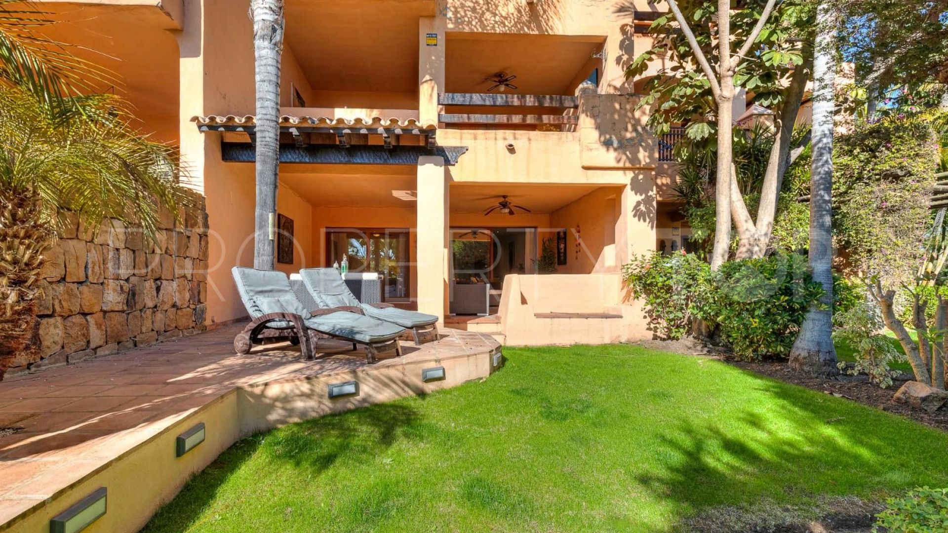 For sale ground floor apartment in Estepona East