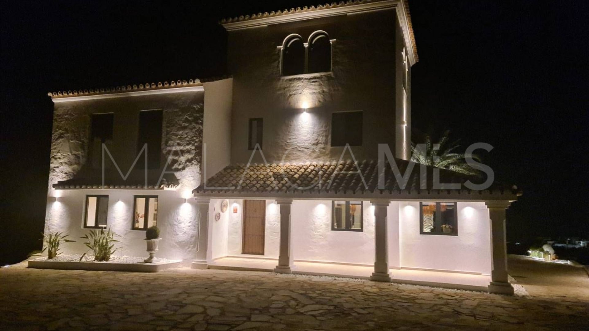 Villa for sale in Los Reales - Sierra Estepona