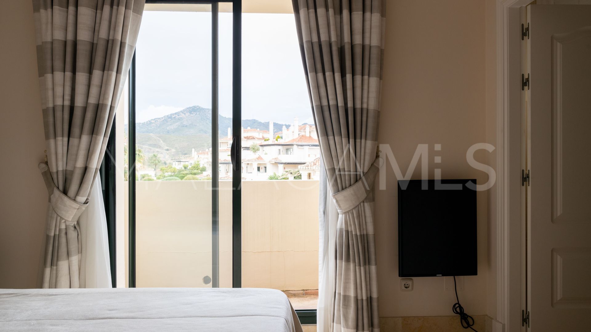 Duplex penthouse for sale in Benahavis