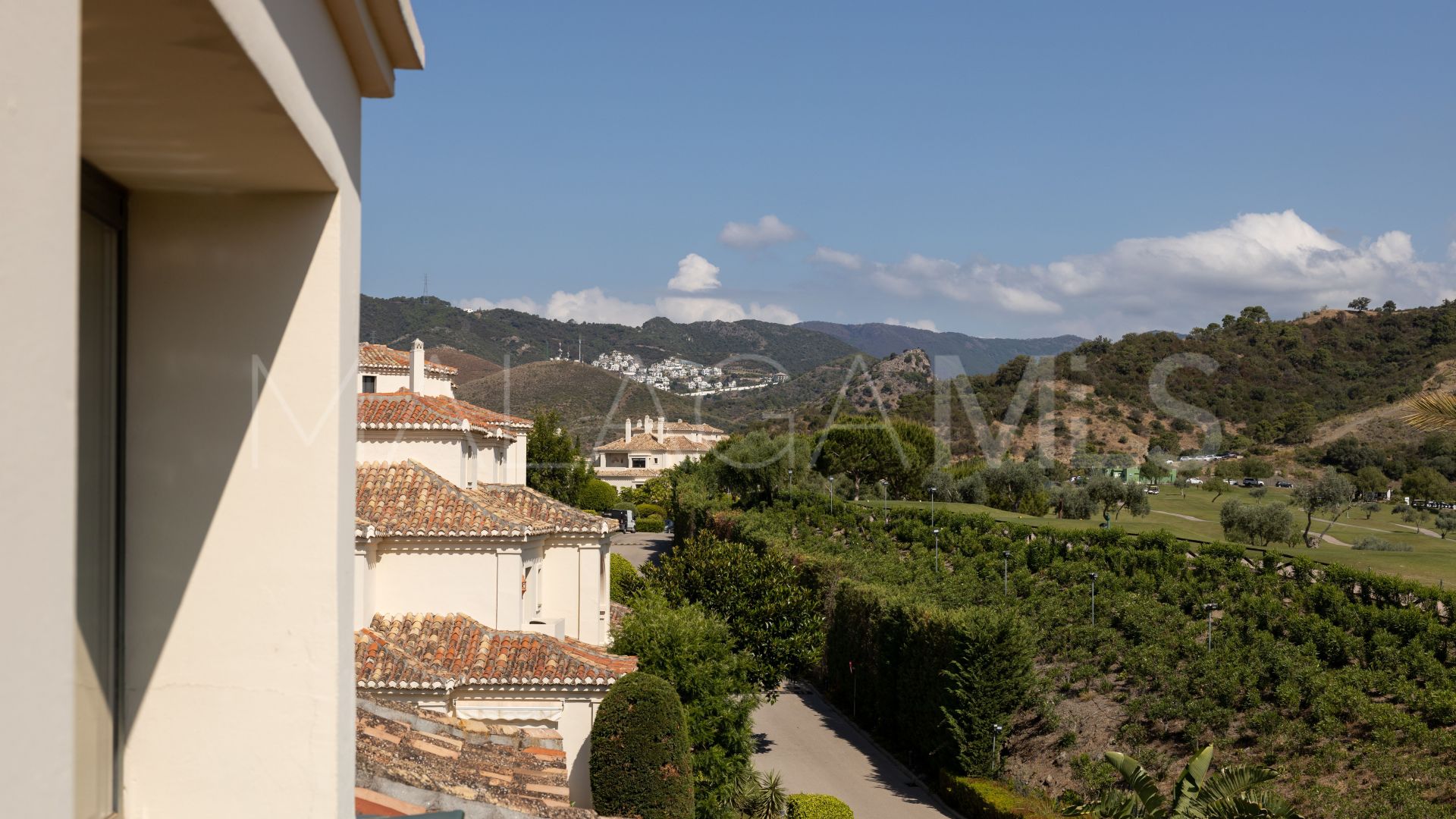 Duplex penthouse for sale in Benahavis