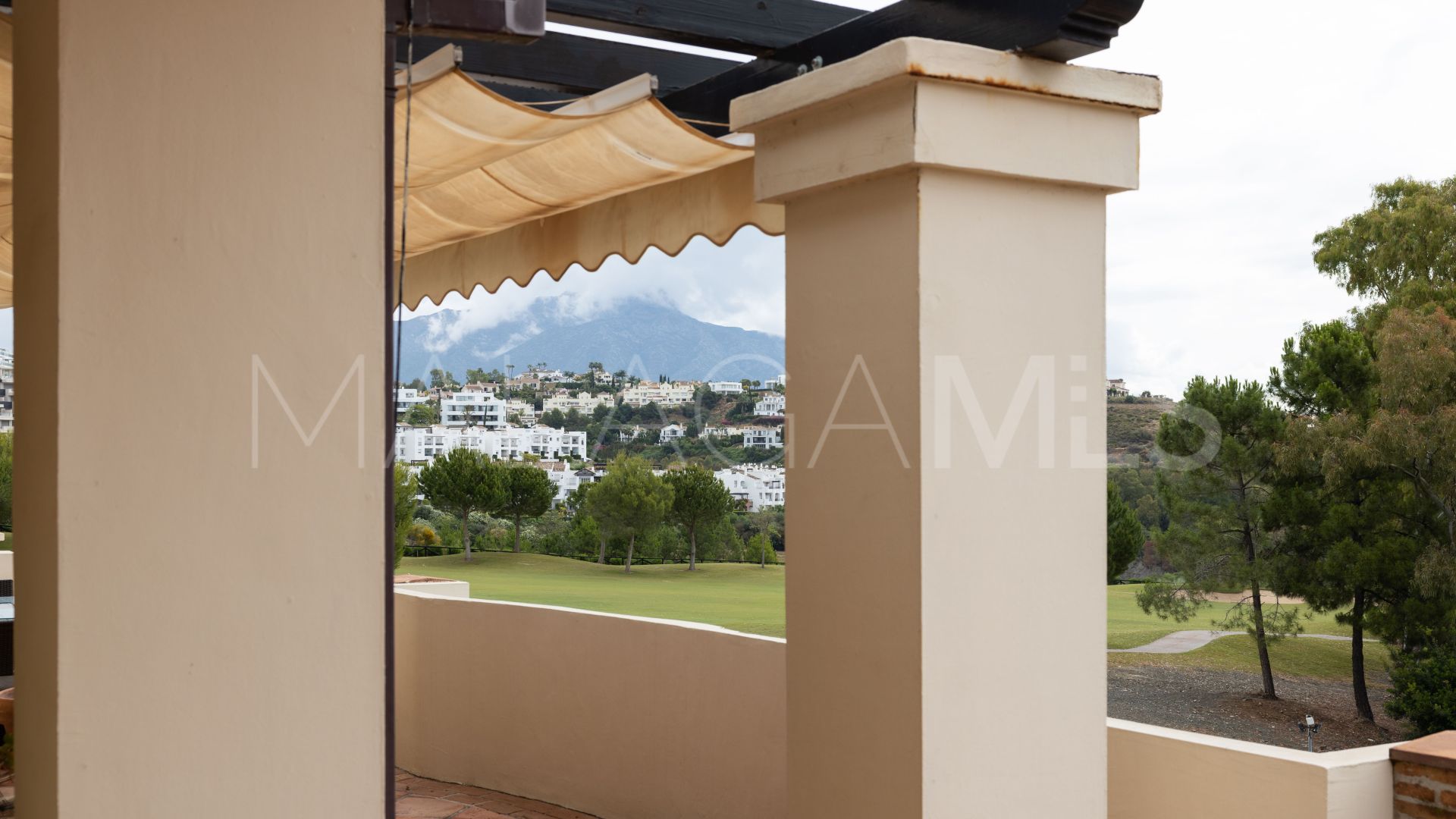 Duplex penthouse for sale in Benahavis
