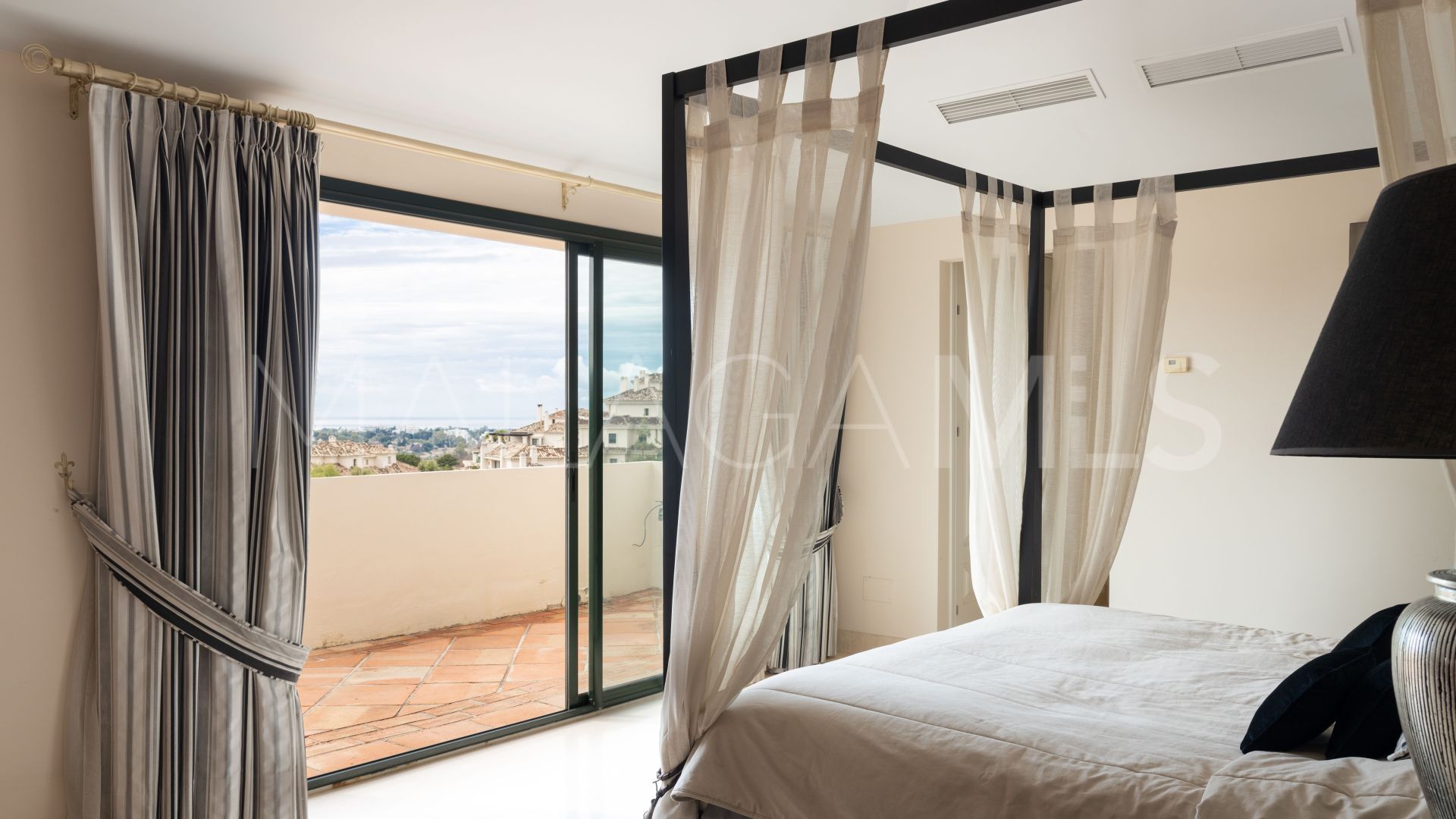 Duplex penthouse for sale in Benahavis