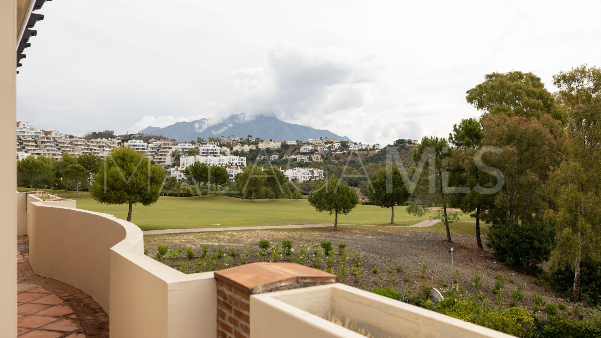 Duplex penthouse for sale in Benahavis