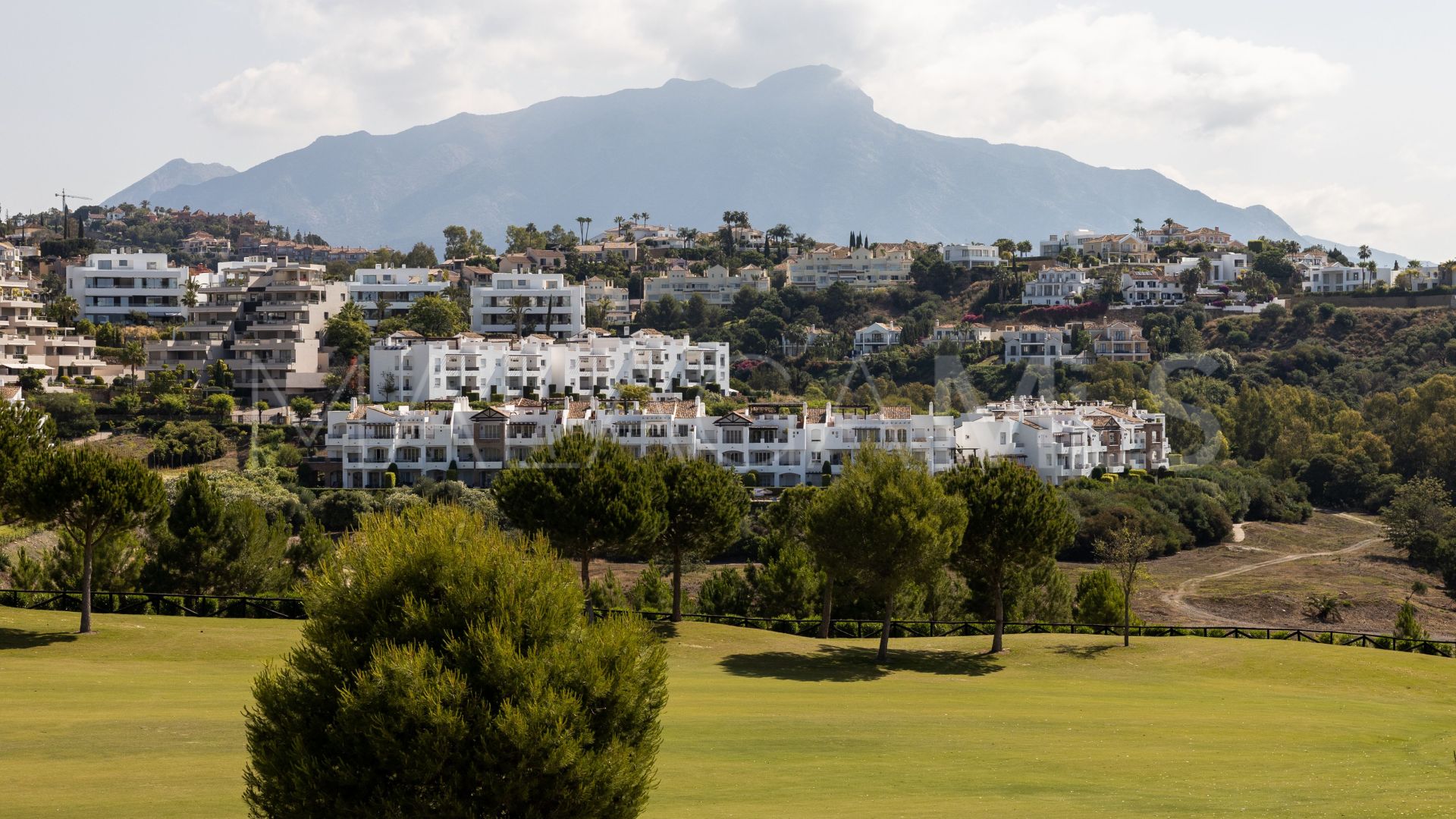 Duplex penthouse for sale in Benahavis