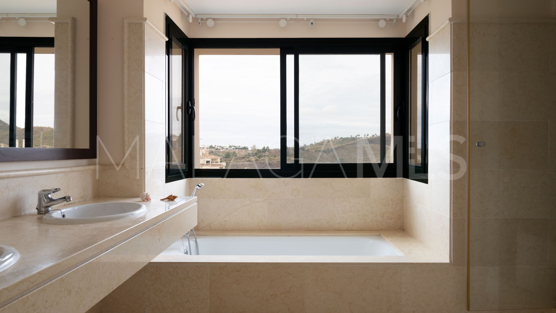 Duplex penthouse for sale in Benahavis