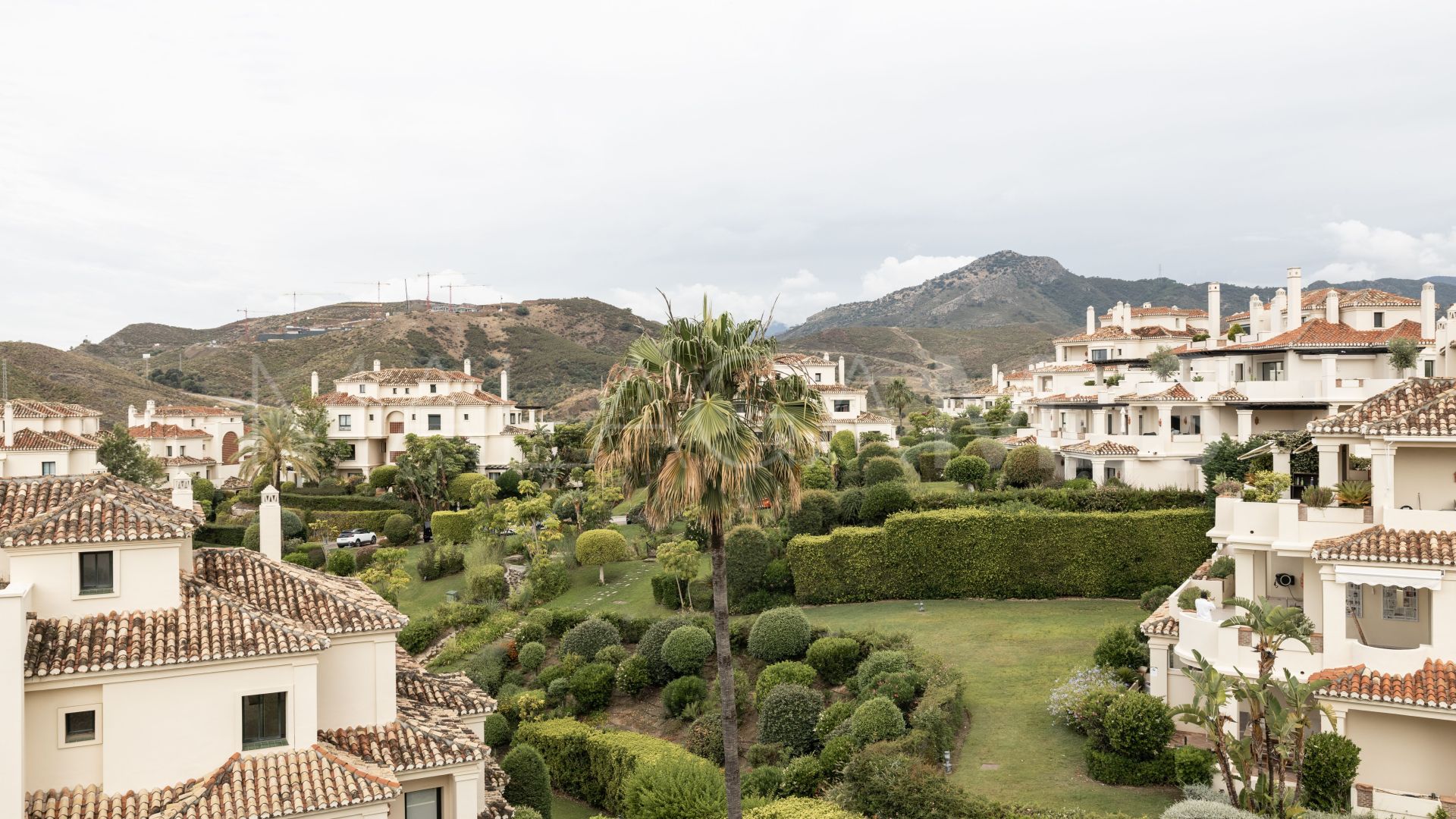 Duplex penthouse for sale in Benahavis