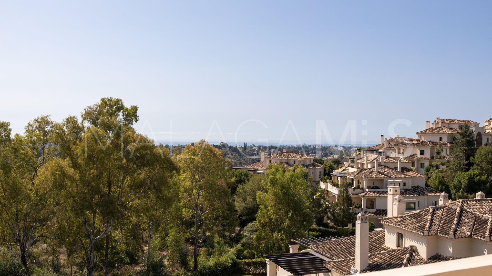 Duplex penthouse for sale in Benahavis