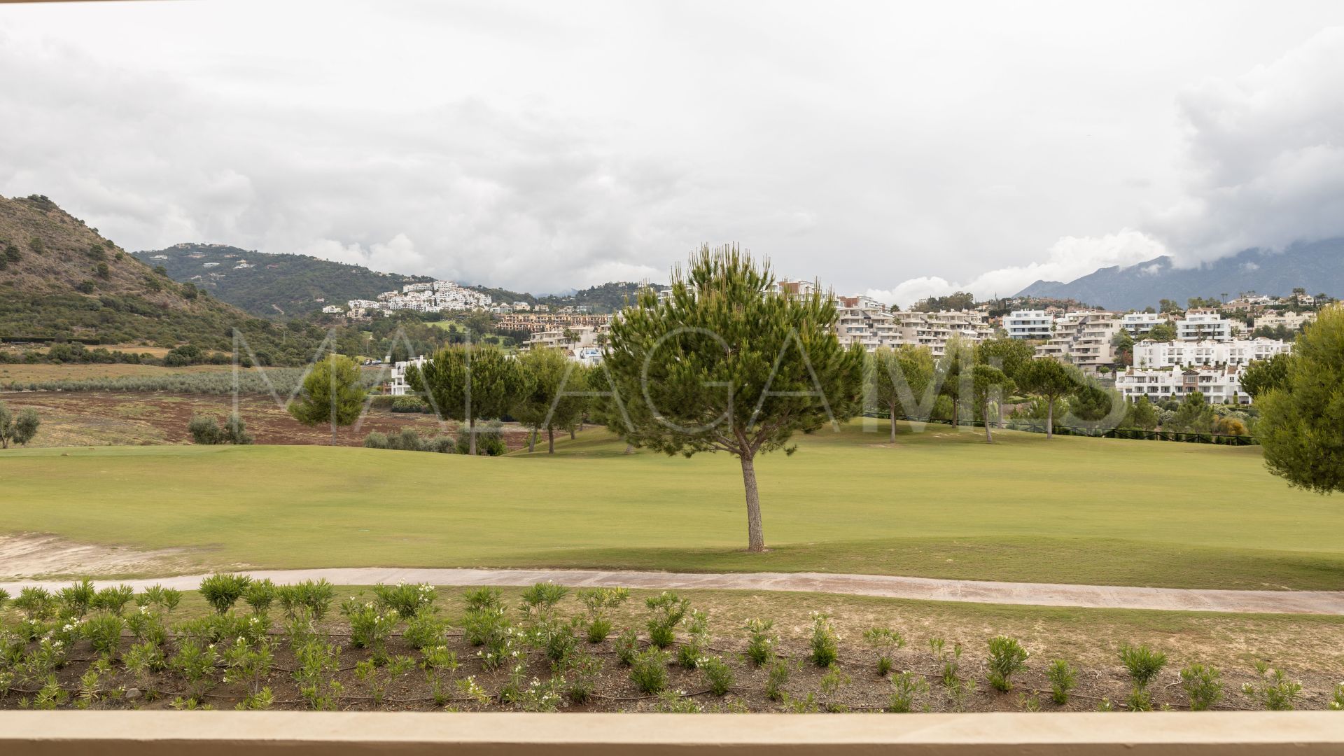 Duplex penthouse for sale in Benahavis