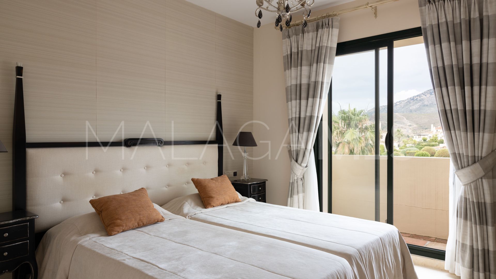 Duplex penthouse for sale in Benahavis