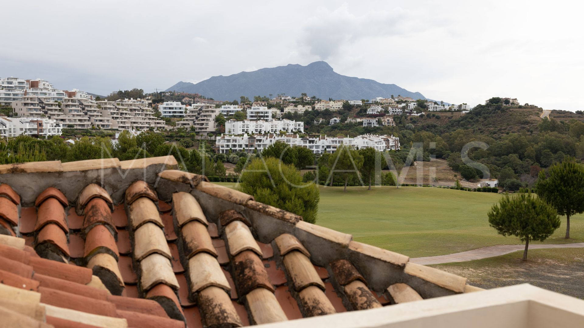 Duplex penthouse for sale in Benahavis