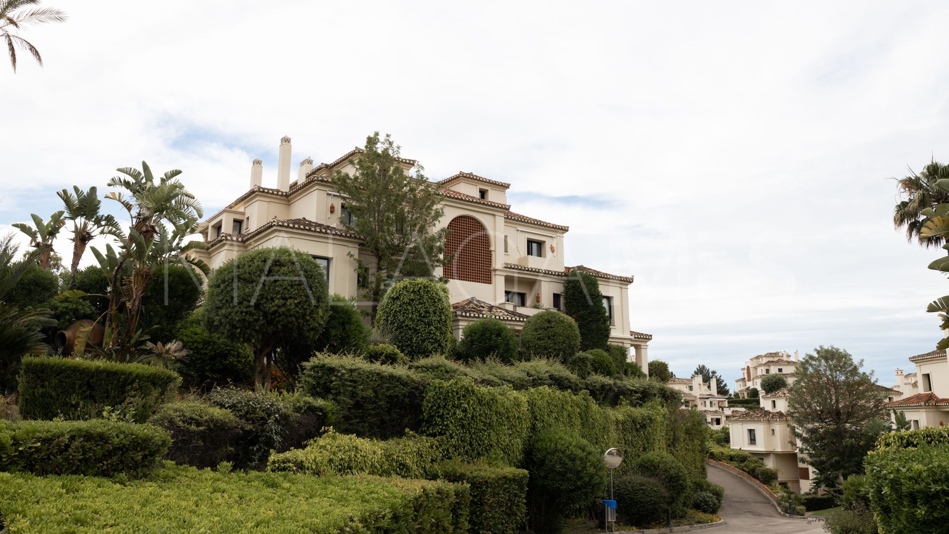 Duplex penthouse for sale in Benahavis