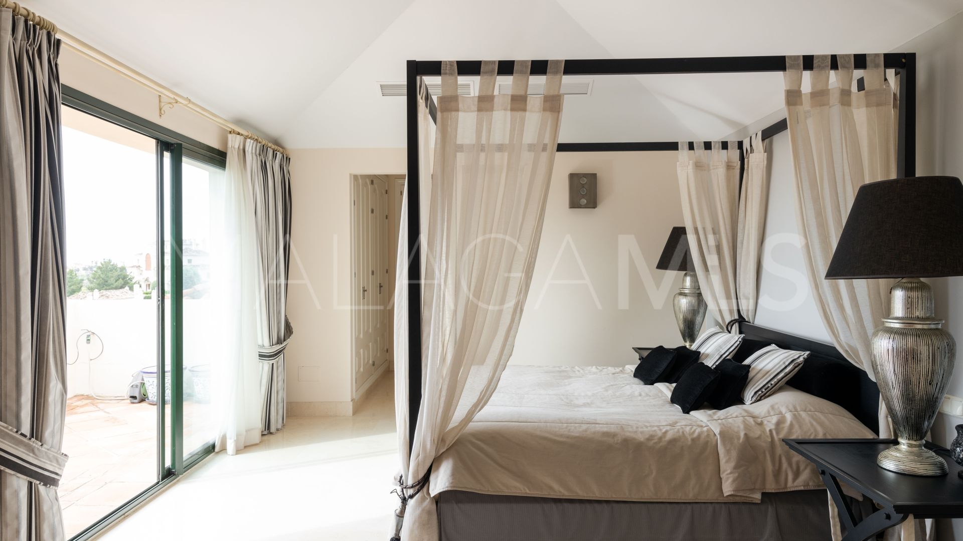 Duplex penthouse for sale in Benahavis