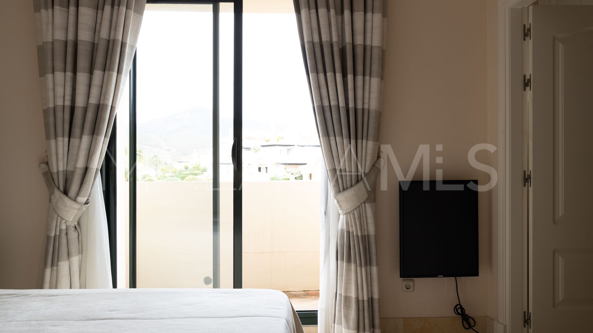 Duplex penthouse for sale in Benahavis
