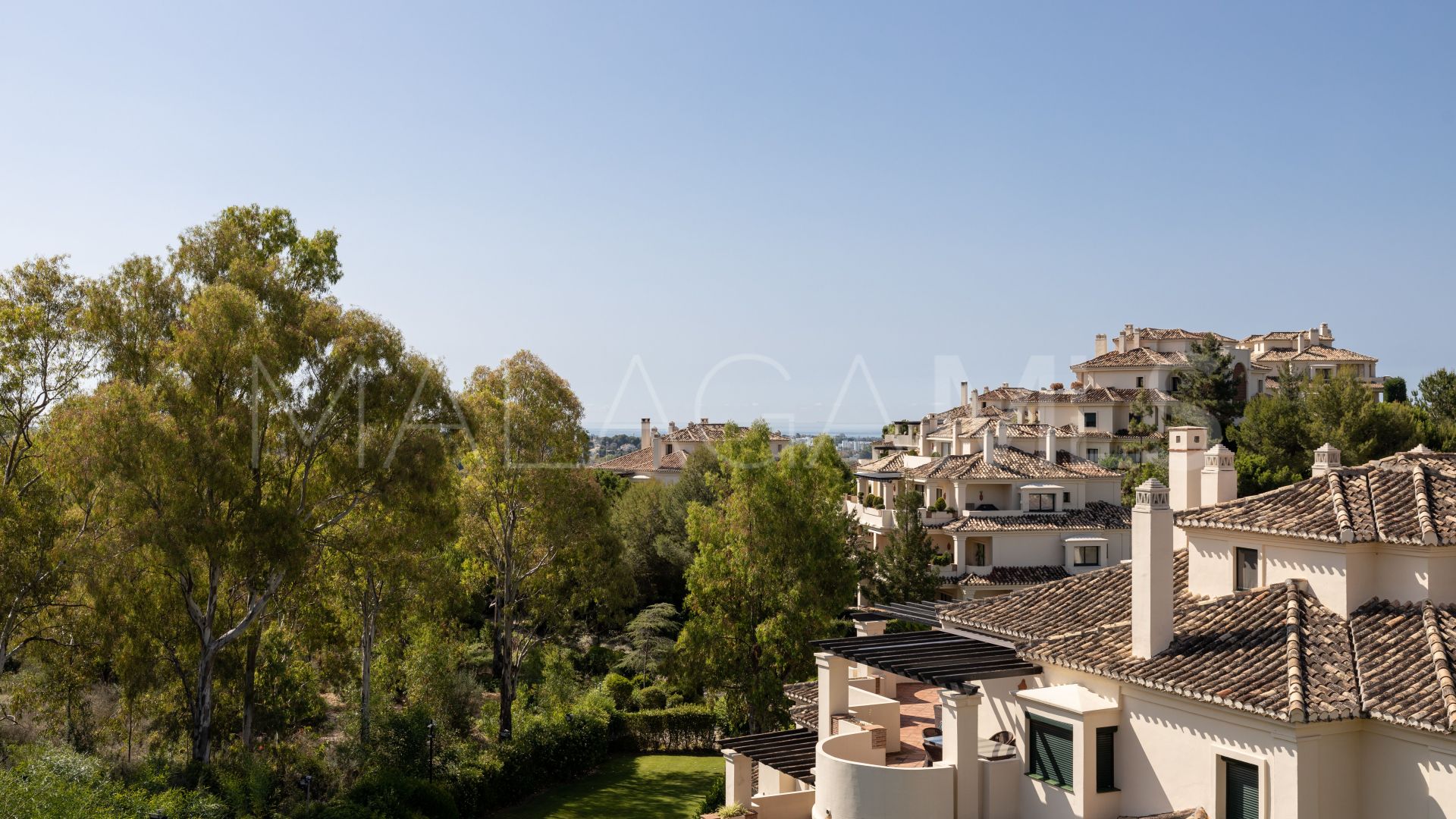 Duplex penthouse for sale in Benahavis