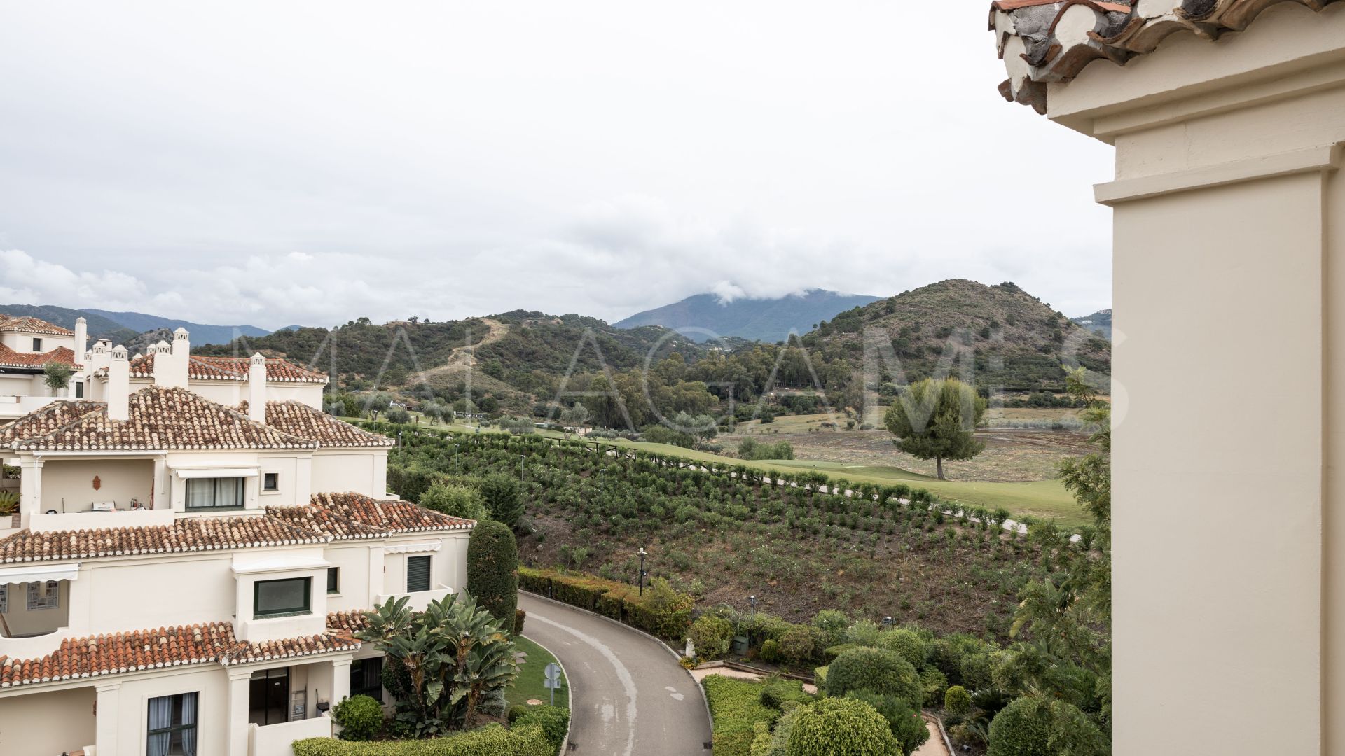 Duplex penthouse for sale in Benahavis