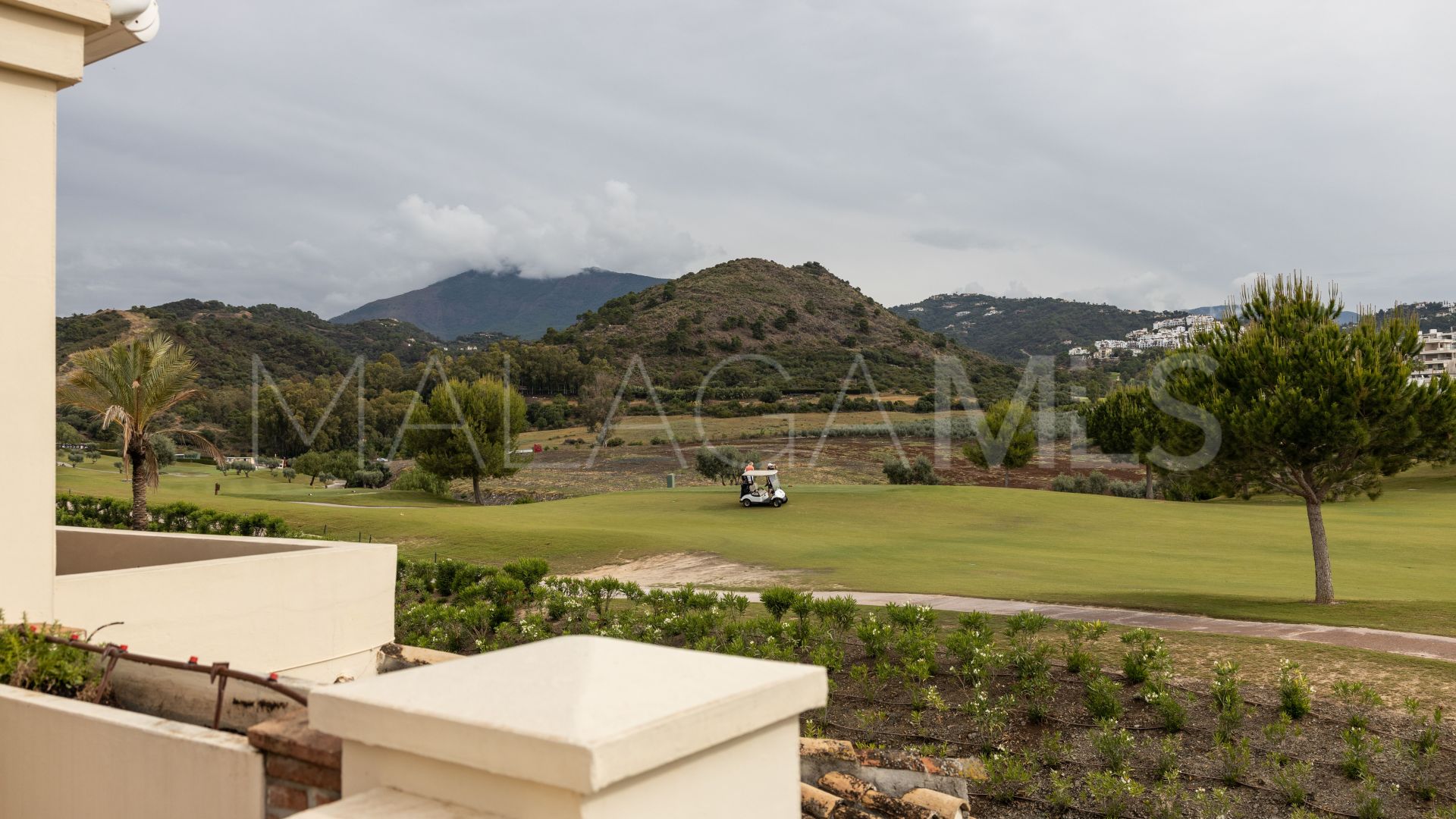Duplex penthouse for sale in Benahavis