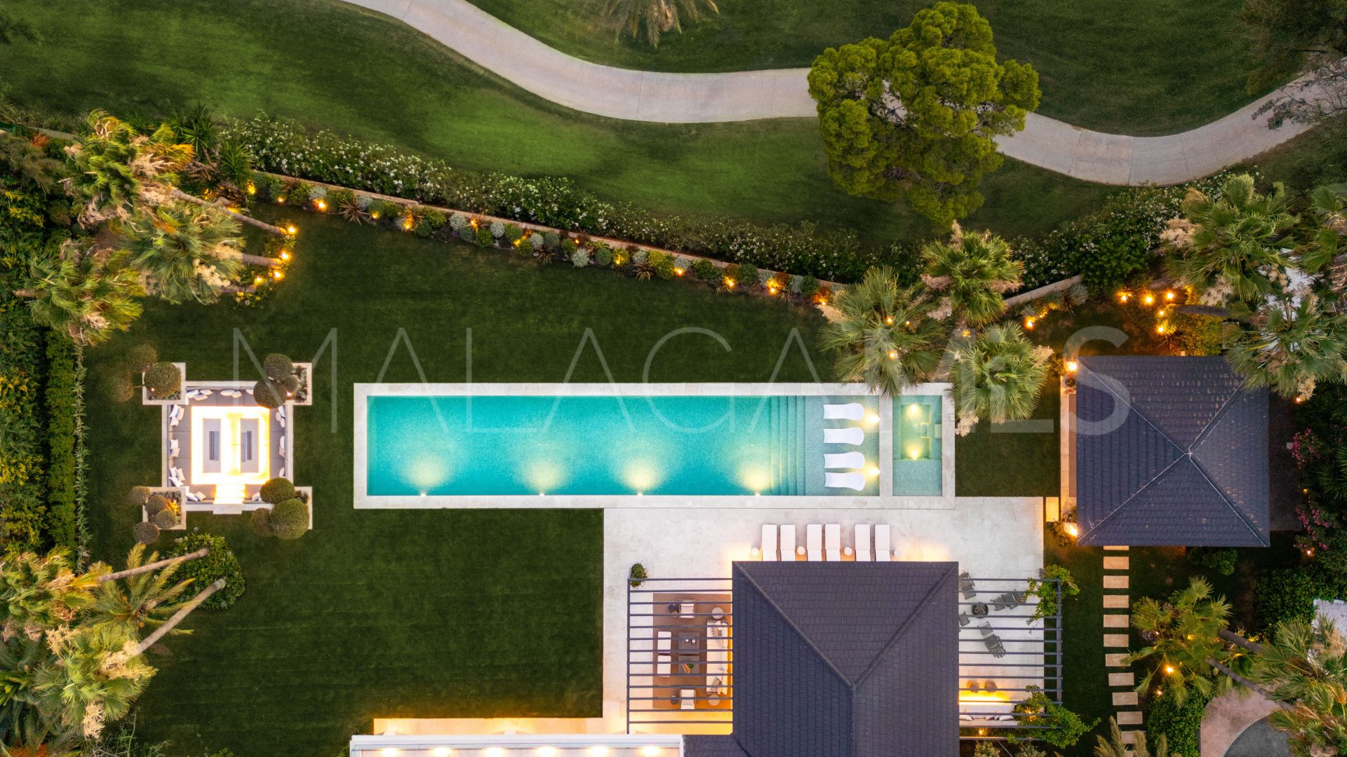 Villa for sale in Nueva Andalucia