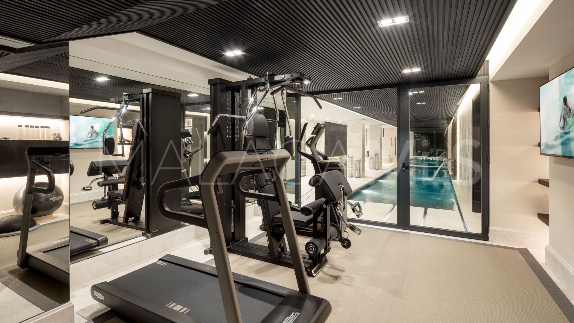 Villa for sale in Nueva Andalucia