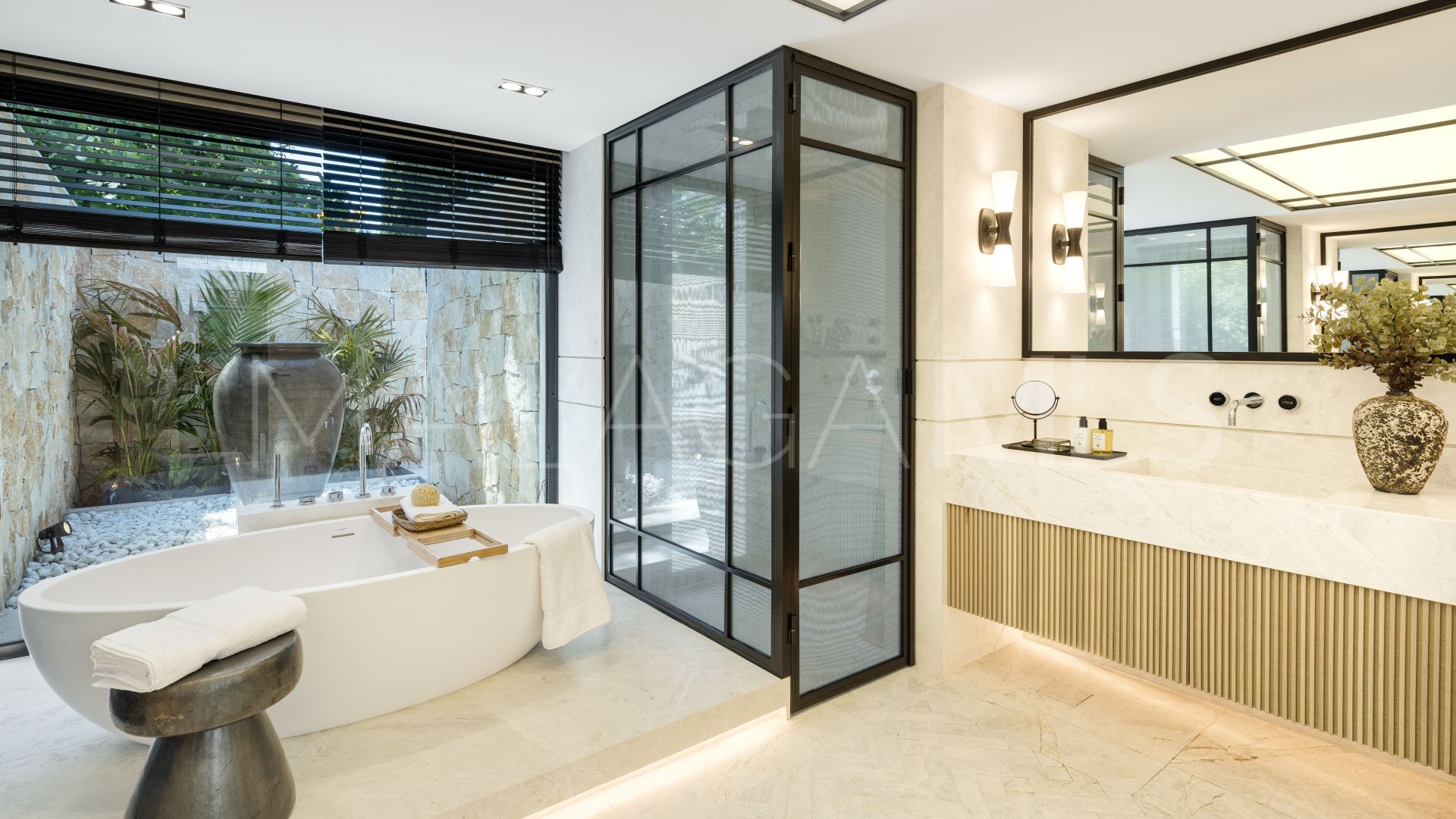 Villa for sale in Nueva Andalucia