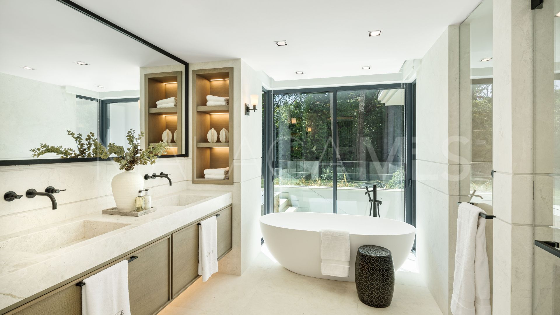 Villa for sale in Nueva Andalucia