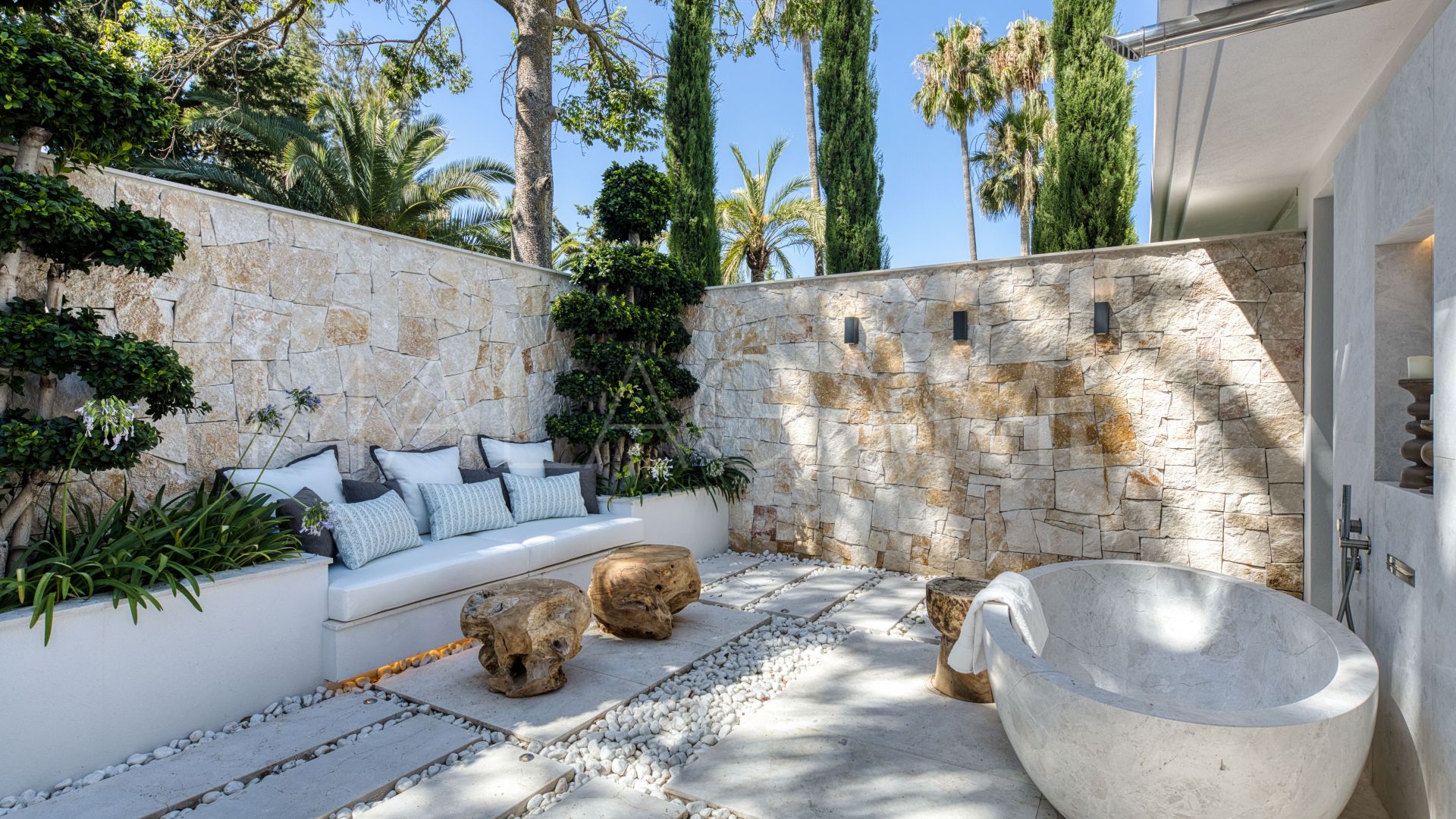 Villa for sale in Nueva Andalucia