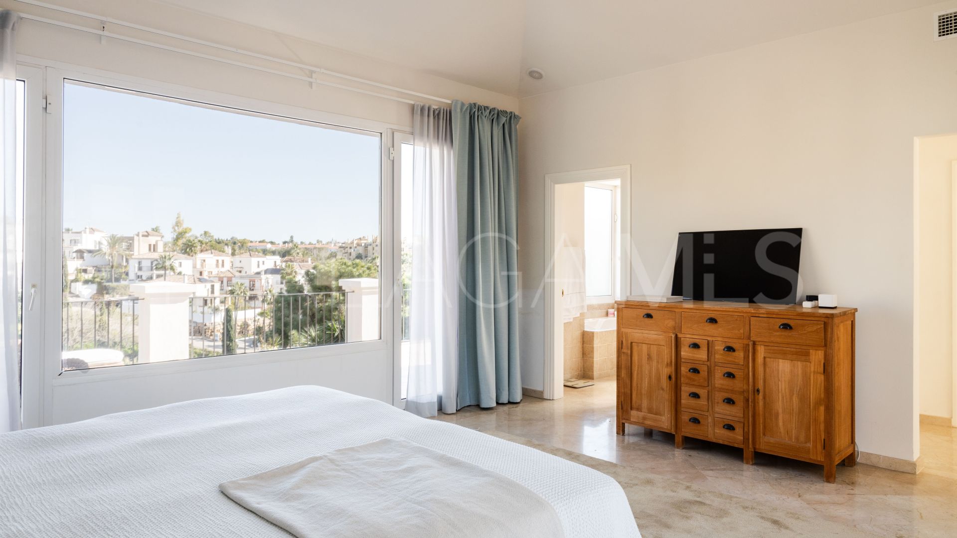 Villa for sale in New Golden Mile
