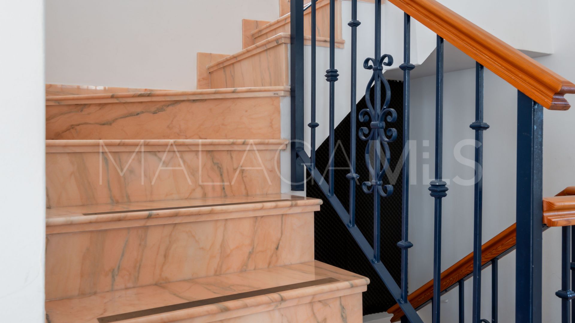 Buy villa in Fuengirola with 5 bedrooms