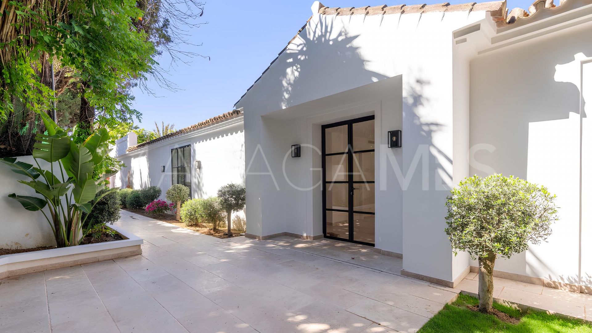 Villa for sale in Nueva Andalucia