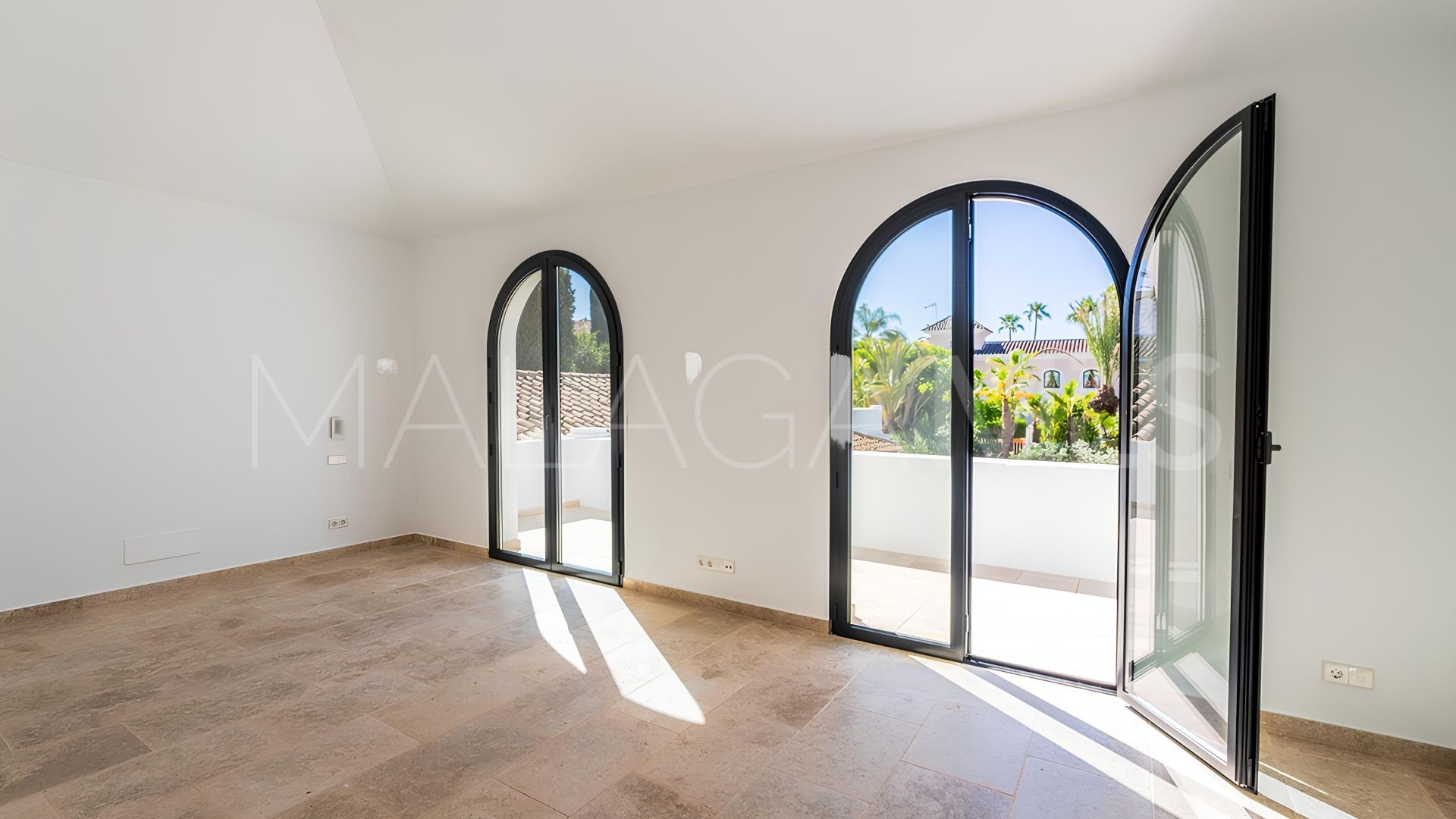 Villa for sale in Nueva Andalucia