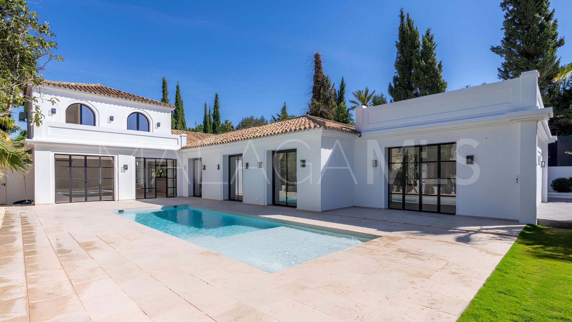 Villa for sale in Nueva Andalucia