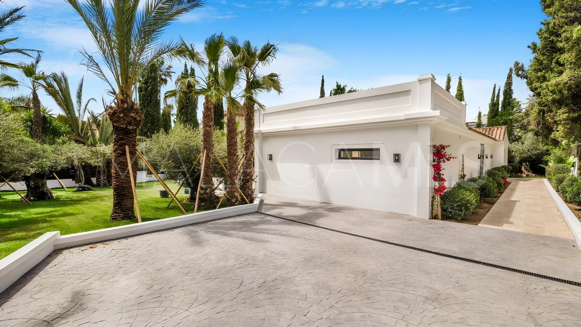 Villa for sale in Nueva Andalucia