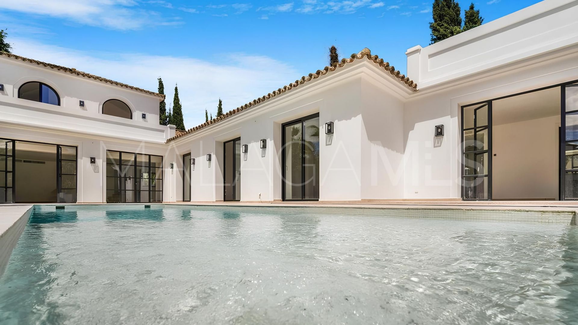 For sale villa with 6 bedrooms in Nueva Andalucia