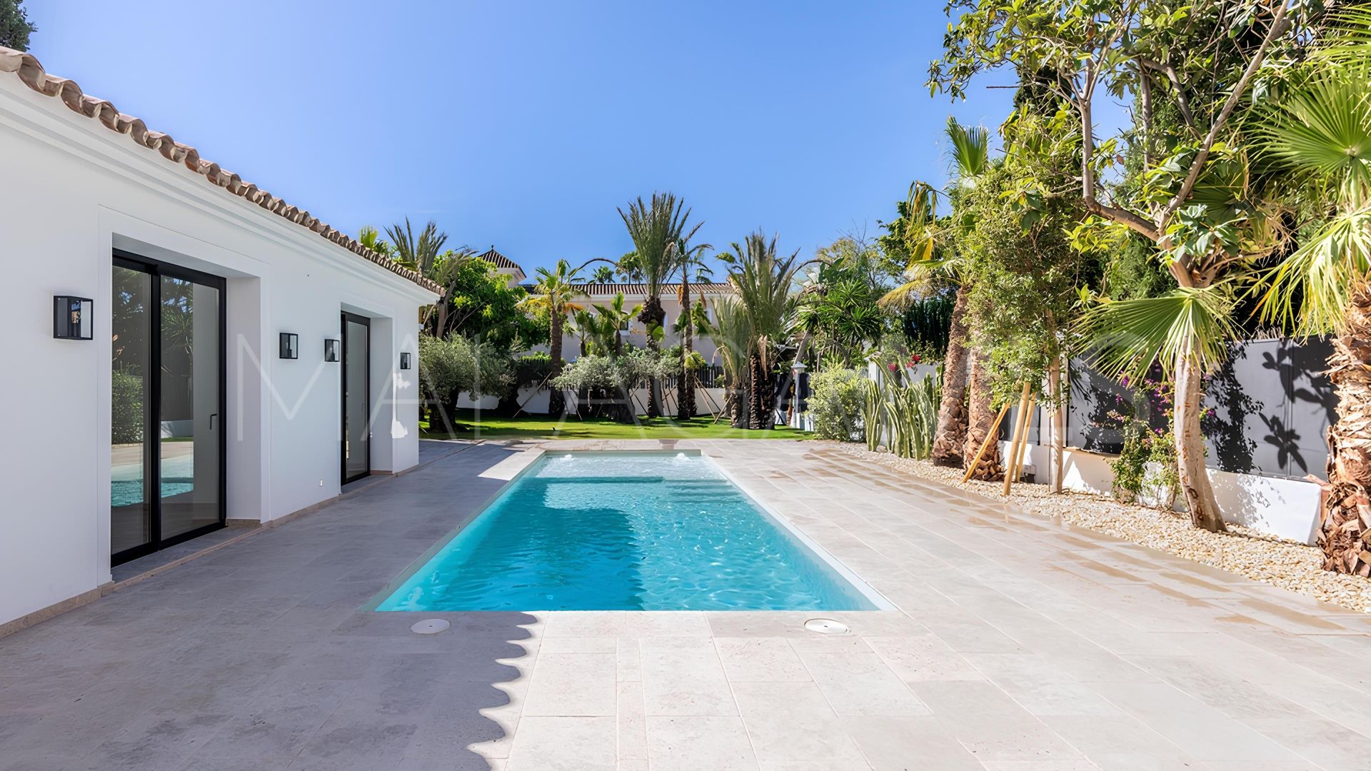 For sale villa with 6 bedrooms in Nueva Andalucia