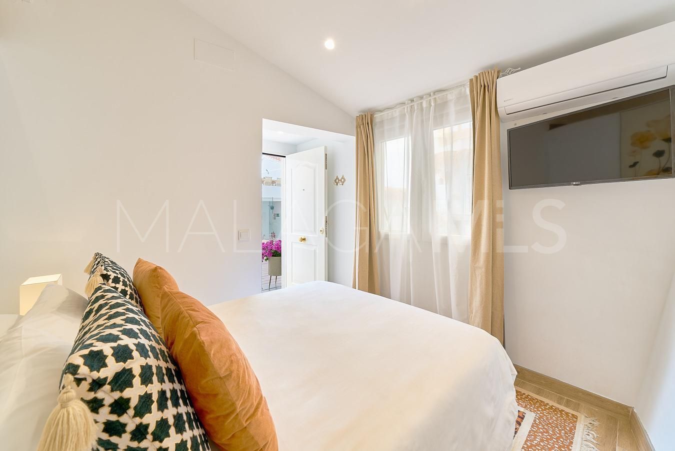 Se vende hotel with 7 bedrooms in El Limonar