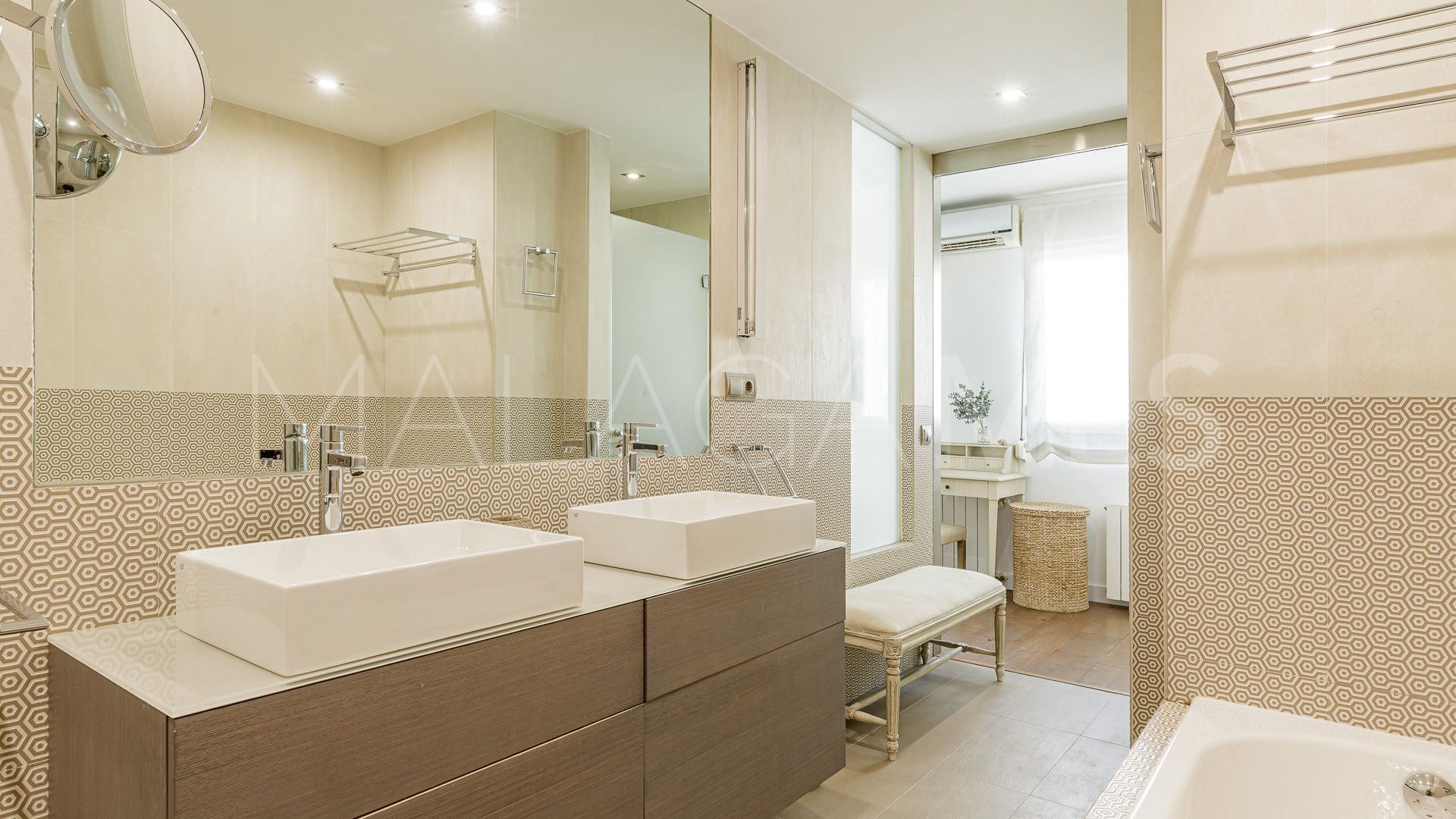 Buy pareado with 4 bedrooms in Pedregalejo