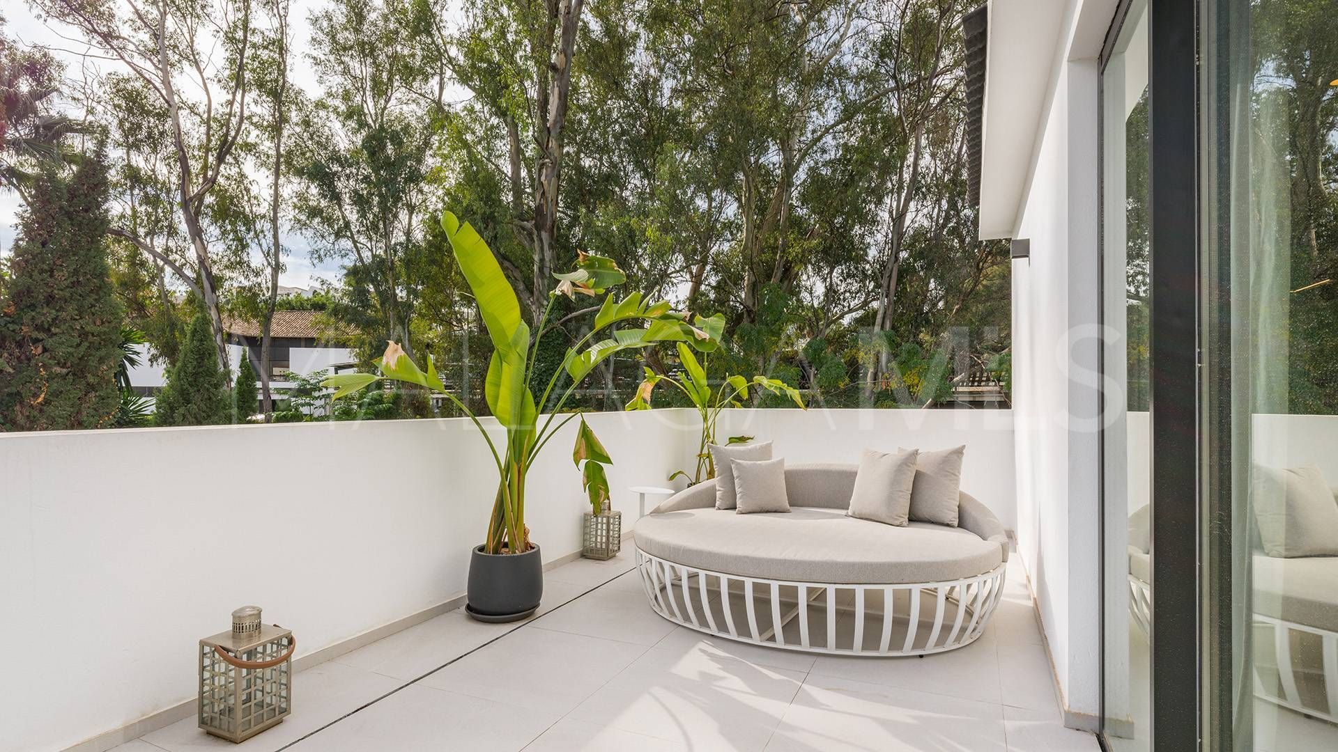 Villa for sale in Nueva Andalucia