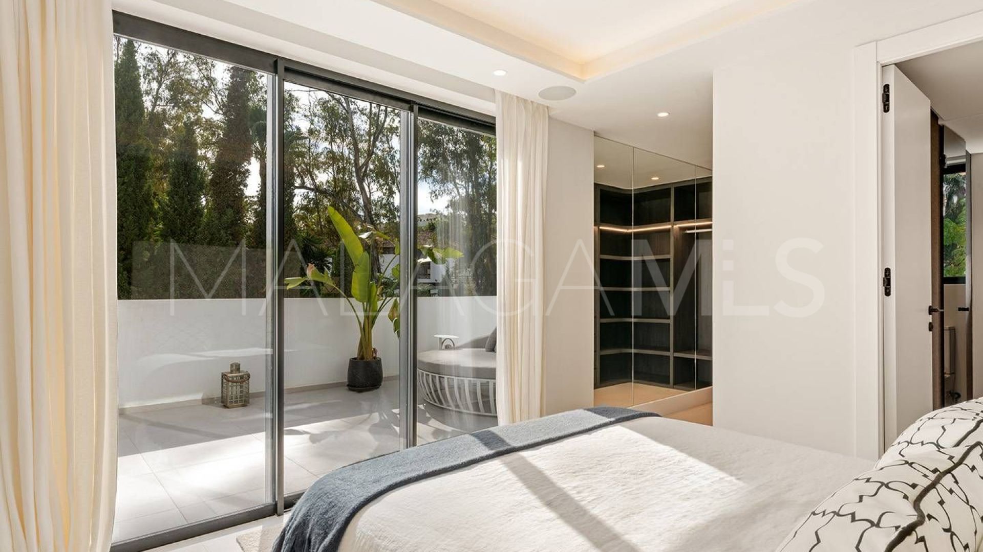 Villa for sale in Nueva Andalucia