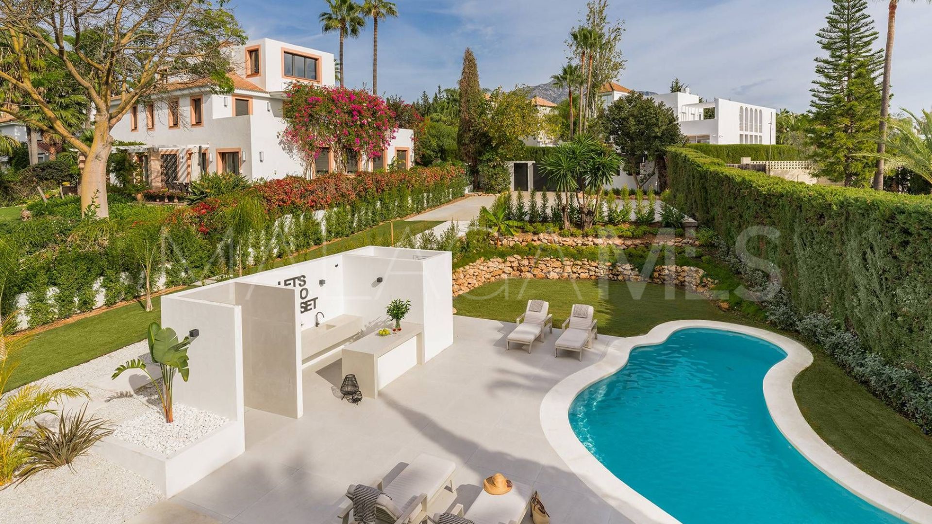 Villa for sale in Nueva Andalucia