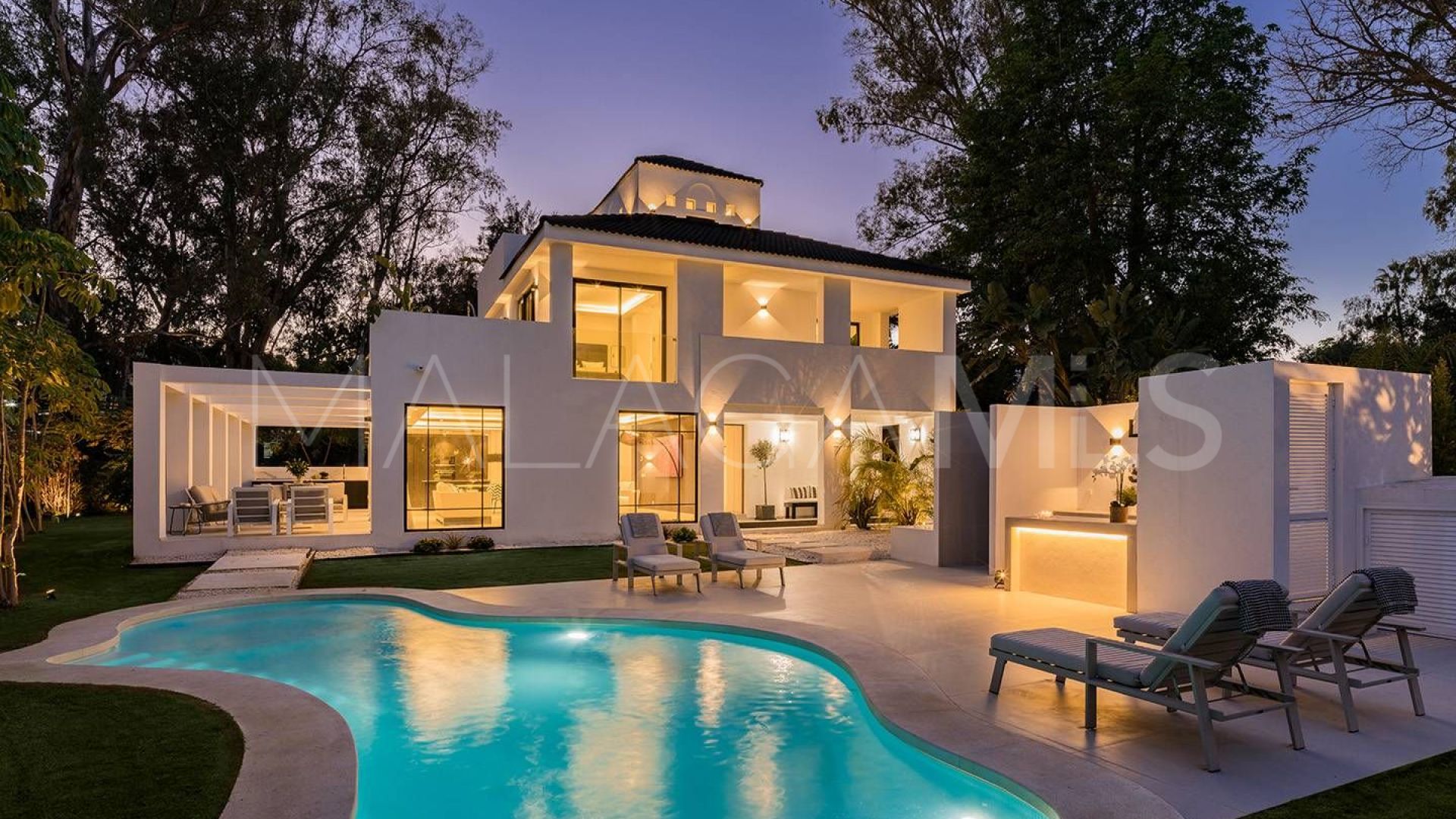 Villa for sale in Nueva Andalucia