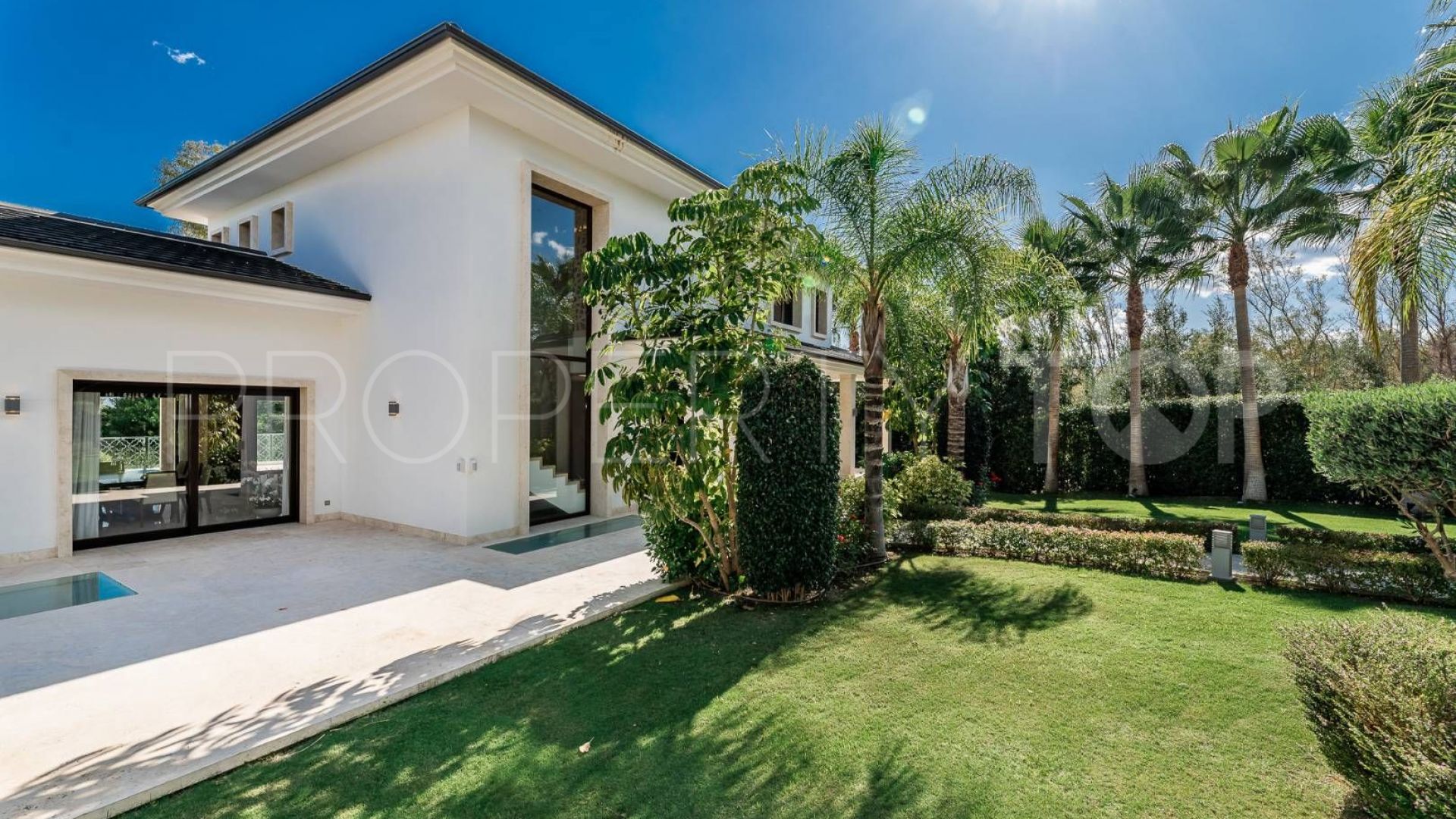 Casa con 5 dormitorios en venta en Nueva Andalucia