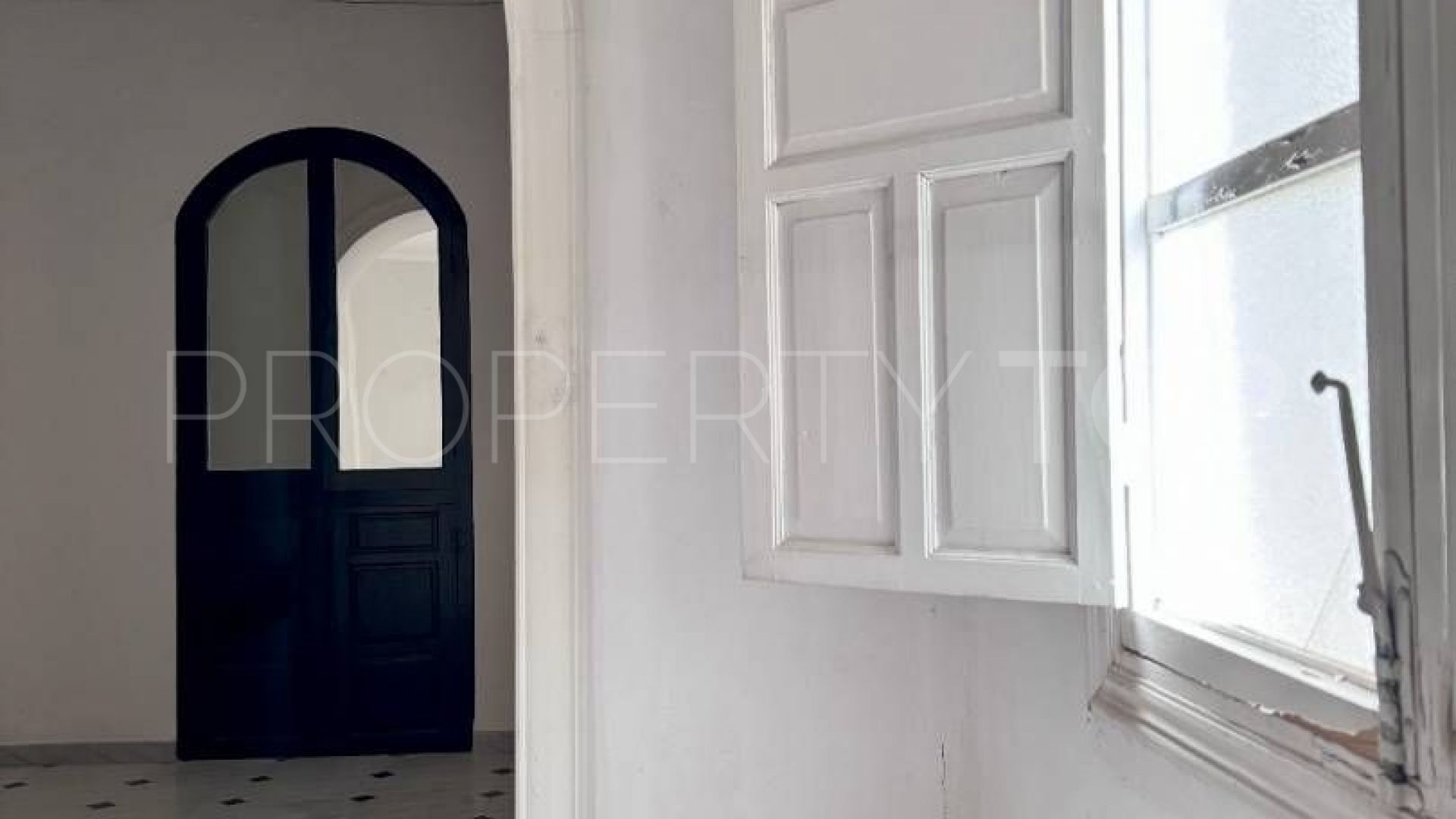 Buy town house with 4 bedrooms in Loja