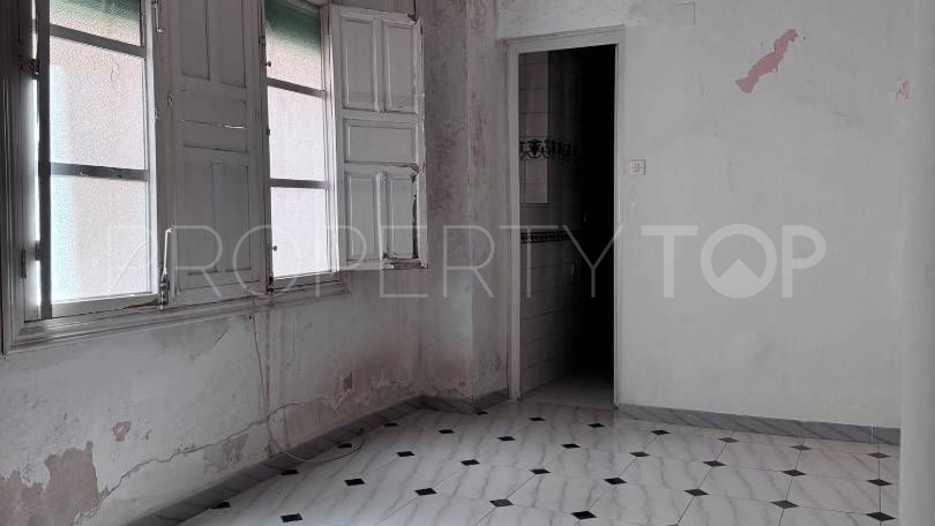 Buy town house with 4 bedrooms in Loja